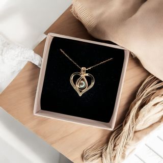 Néha elég egy apró részlet, hogy mindent kifejezzen, amit érzel. 💖 Ez az elegáns, szív alakú medál a szeretet és az...