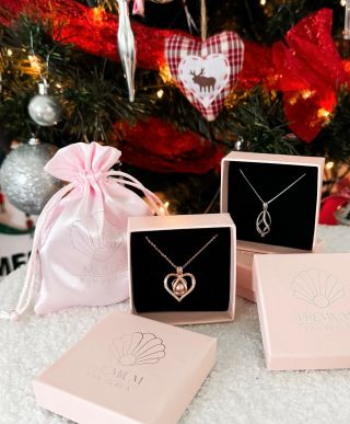 Válaszd ki a medál formáját és a gyöngy színét – mindegyiknek megvan a maga története… és mind ugyanolyan gyönyörűen...