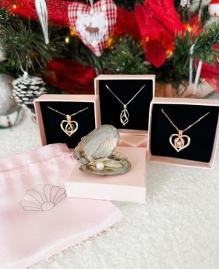 ✨ Tökéletes ajándék, tele eleganciával és meglepetéssel! ✨ Fedezd fel a kagylóba rejtett gyöngyöt, és alkoss saját ékszert...