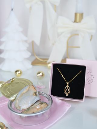 Az arany medál gyengéd gyönggyel az elegancia szimbóluma, ami soha nem megy ki a divatból. ✨ 1️⃣ Nyisd ki a kagylót –...